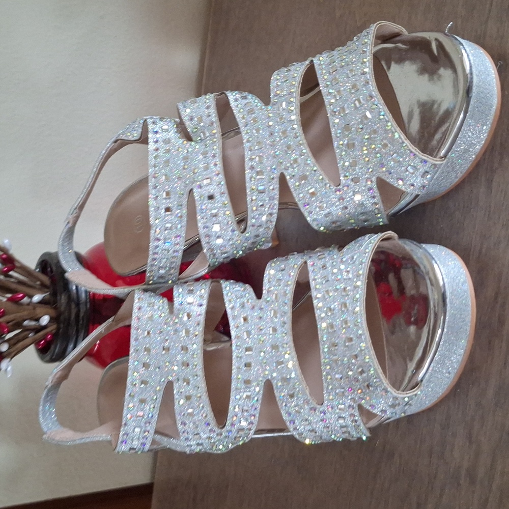 NWT Elegant Silver Strappy Women's Shoes Size 10 - Picture 8 of 16